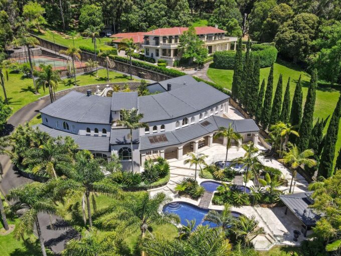 5 STAR LUXURY ON 3 ACRES!